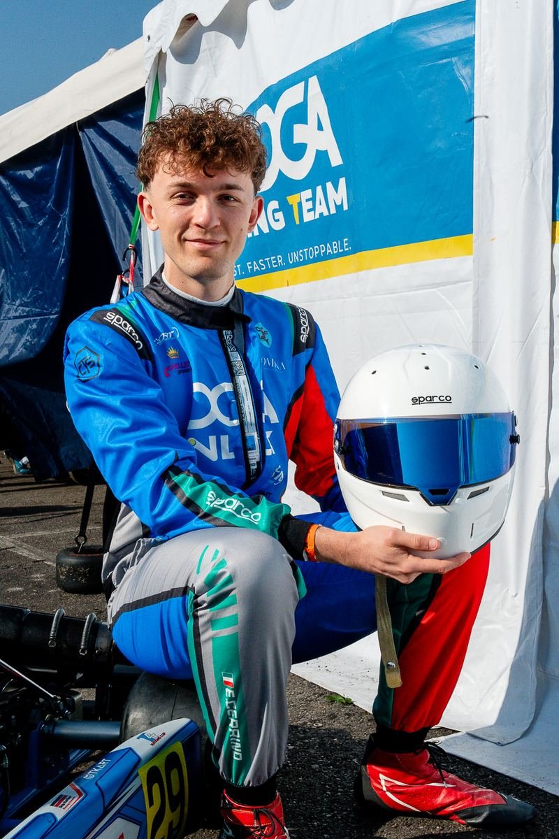 Emanuele Cerrino con casco e tuta DGA Racing Team ai box