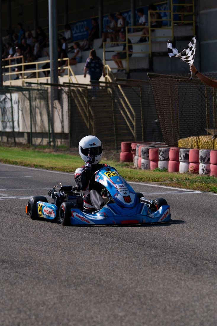 Il kart 29 sotto la bandiera a scacchi a Nizza Monferrato