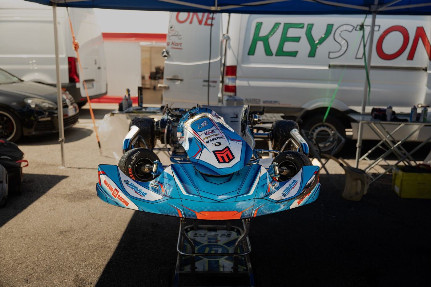 Il kart danneggiato dopo l'incidente, fermo ai box